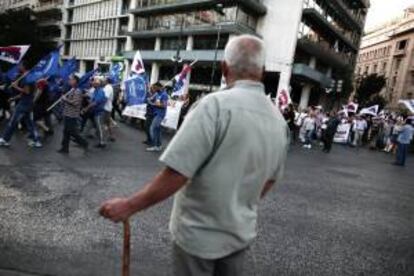 Afiliados al sindicato comunista PAME en una manifiestación en contra de los planes del gobierno para modificar los convenios colectivos en Atenas.EFE/Archivo