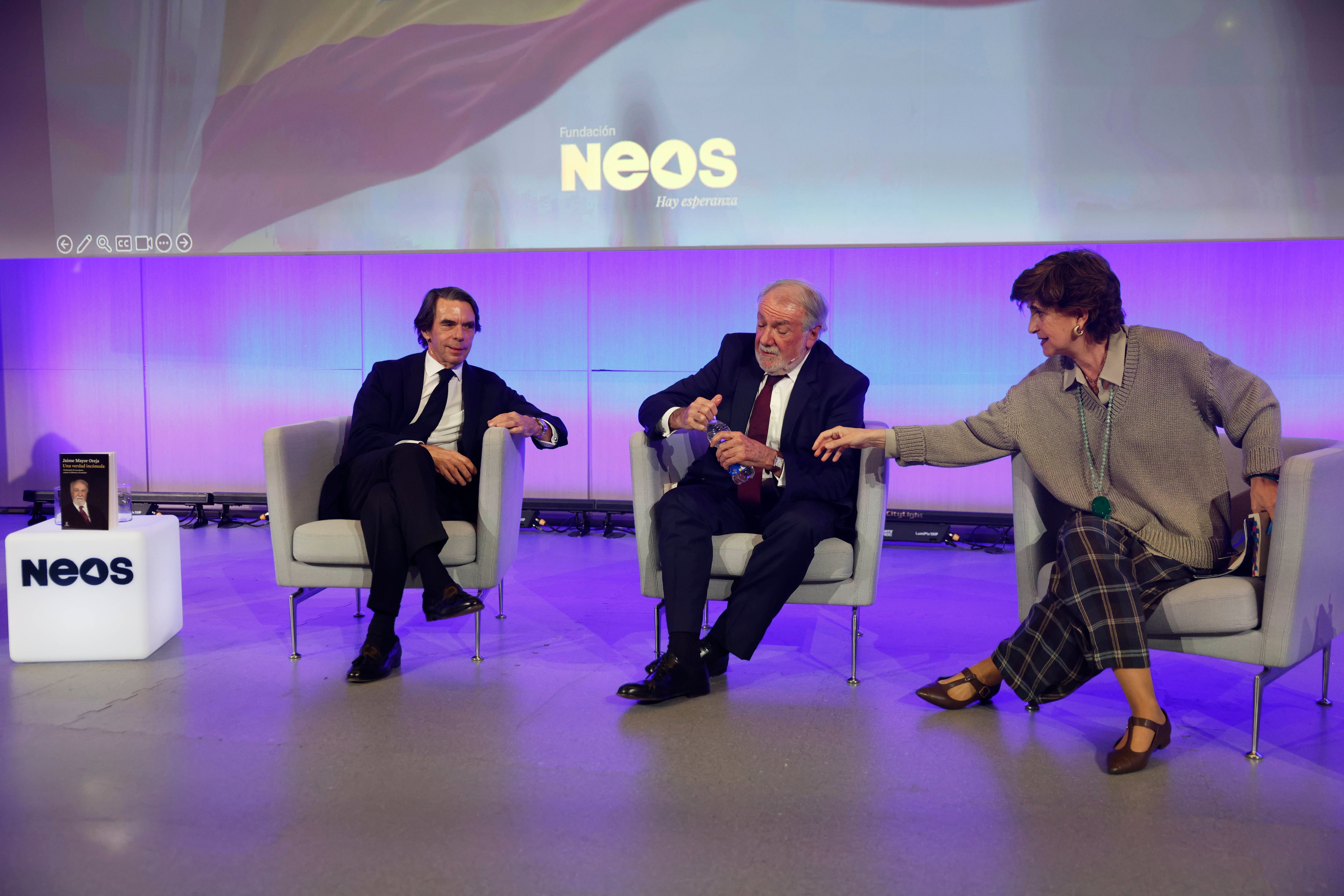 José María Aznar, Jaime Mayor Oreja y María San Gil, en la presentación del libro del exministro del Interior 'Una verdad incómoda', en Madrid en marzo.