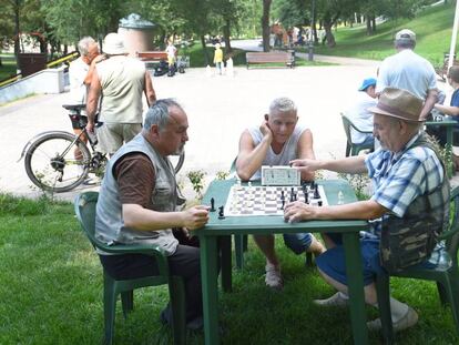 Tres hombres juegan al ajedrez, este julio en un parque de Samara (Rusia).