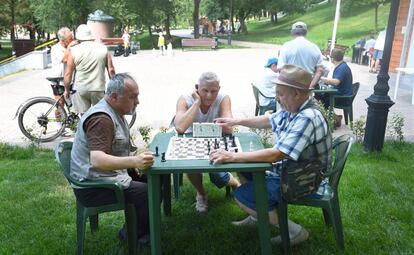 Tres hombres juegan al ajedrez, este julio en un parque de Samara (Rusia).