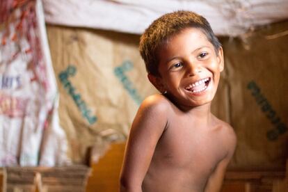 Ali Shekh vive junto a su familia en uno de los 'slums' de Sigra y desde hace unos meses ha empezado a asistir a clase.