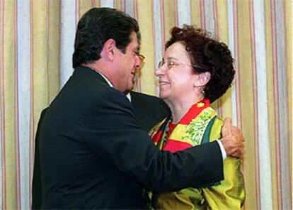 El ministro de Defensa, Federico Trillo, saluda a la titular de Exteriores, Ana Palacio, ayer en el Congreso.