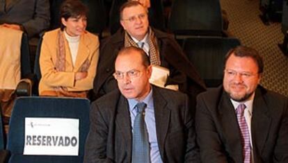 El presidente de Caja San Fernando, Alfredo Pérez Cano, y el alcalde de Sevilla, Alfredo Sánchez Monteseirín, ayer, en la asamblea constituyente.