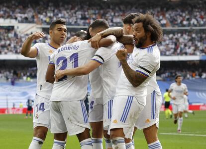 El delantero brasileño del Real Madrid, Rodrygo Goes, celebra su segundo gol.