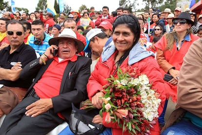 Cientos de personas acompañan a Luis Quintana y Eloisa de Quintana, padres del campeón de la Vuelta a España, Nairo Quintana.