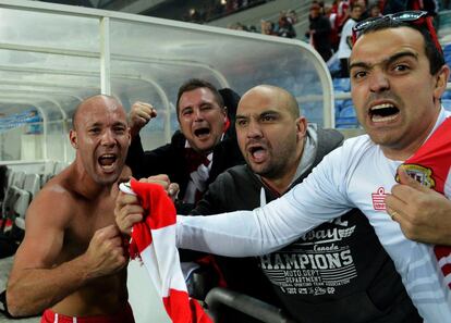 Al Greene, jugador de la selección de Gibraltar, celebra con algunos aficionados al final del partido.