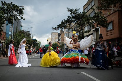 Un gripo de mujeres de la comunidad LGTBIQ+ participan el desfile internacional del orgullo gay en Bogotá.