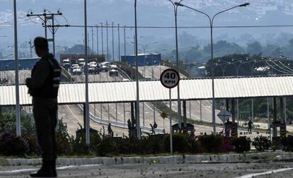 Un militar venezolano en el puente internacional Tienditas.