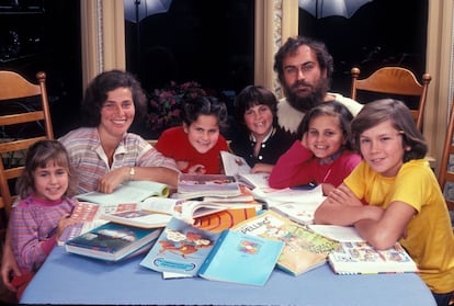 La famlia Phoenix, que durante un tiempo formó parte de la secta Niños de Dios, en su casa familiar en Los Ángeles, California, en 1983. De izquierda a derecha, Summer Phoenix, Arlyn Phoenix, Rain Phoenix, Joaquin Phoenix, John Lee Phoenix, Liberty Phoenix y el fallecido River Phoenix.