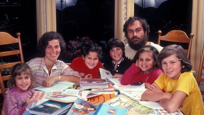 La famlia Phoenix, que durante un tiempo formó parte de la secta Niños de Dios, en su casa familiar en Los Ángeles, California, en 1983. De izquierda a derecha, Summer Phoenix, Arlyn Phoenix, Rain Phoenix, Joaquin Phoenix, John Lee Phoenix, Liberty Phoenix y el fallecido River Phoenix.