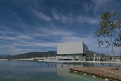 El edificio del hotel Margas, en la localidad oscense de Sabi?nigo, proyectado por el arquitecto Paco Lacruz.