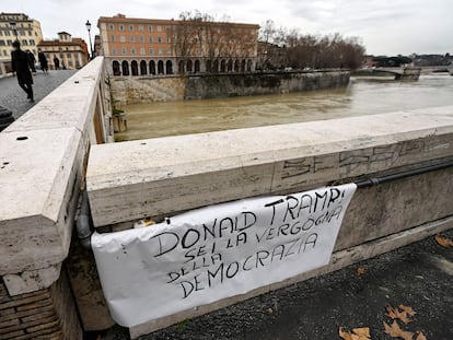 Un letrero en el que se lee "Donald Trump, eres la vergüenza de la democracia", en el barrio del Trastevere, en Roma, este jueves.
