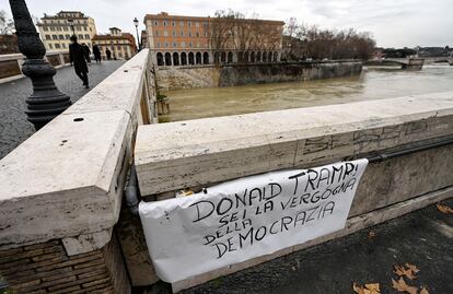 Un letrero en el que se lee "Donald Trump, eres la vergüenza de la democracia", en el barrio del Trastevere, en Roma, este jueves.