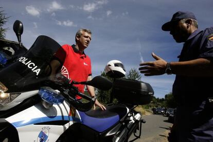 Un policía adscrito a la Xunta habla con el vicepresidente Rueda en un acto en el Camino de Santiago en agosto de 2010.