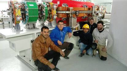 Investigadores del equipo internacional de SESAME, junto a un experimento.