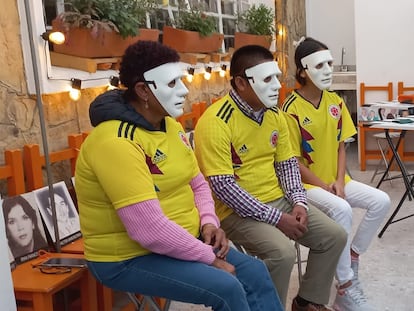 Víctimas de Otoniel ocultan sus caras por miedo a amenazas, en Bogotá, esta semana.