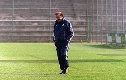 Vicente del Bosque, pensativo durante un entrenamiento.