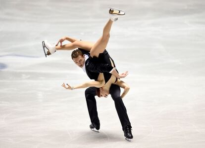 Ekaterina Bobrova y Dmitri Soloviev durante la competición de patinaje artístico World Team Trophy en Tokio (Japón).