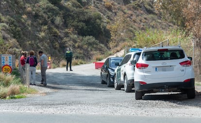 Miembros de la Guardia Civil investigan la muerte violenta de un hombre y su mujer en Sorvilán (Granada), este jueves.