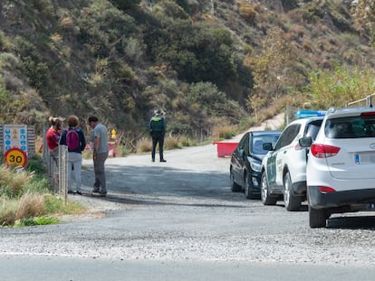 Miembros de la Guardia Civil investigan la muerte violenta de un hombre y su mujer en Sorvilán (Granada), este jueves.