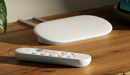 Google TV Streamer en una mesa con mando a distancia