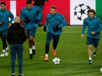 Jogadores do Real Madrid treinam às vésperas do jogo contra o PSG no estádio Parc des Princes de Paris.