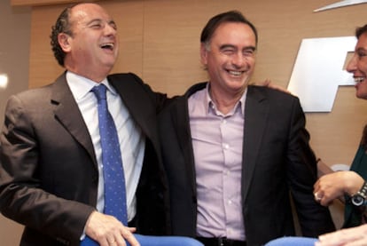 José Joaquín Ripoll y Miguel Ortiz, su sustituto, tras la junta directiva provincial de Alicante.