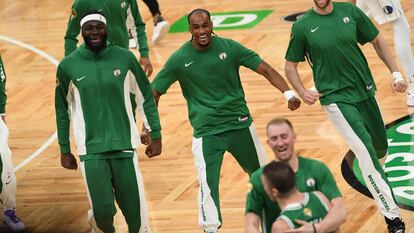 Los jugadores de los Celtics felicitan a Payton Pritchard tras encestar un triple desde su propio campo.