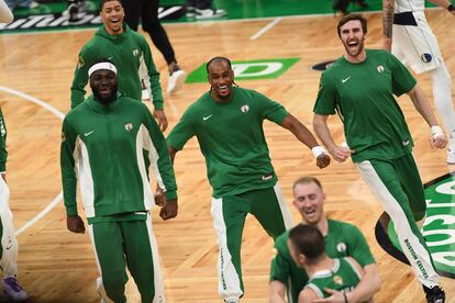 Los jugadores de los Celtics felicitan a Payton Pritchard tras encestar un triple desde su propio campo.