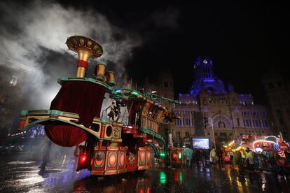 Una de las carrozas de la cabalgata a su llegada al Palacio de Cibeles en Madrid.