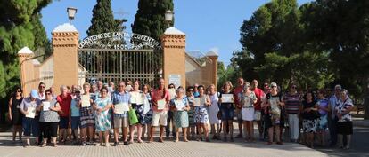 Vecinos afectados por las inmatriculaciones de la Iglesia en un cementerio parroquial de La Palma, cerca de Cartagena (Murcia).