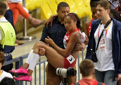 Allyson Felix, en brazos de su hermano tras caer lesionada en el 200