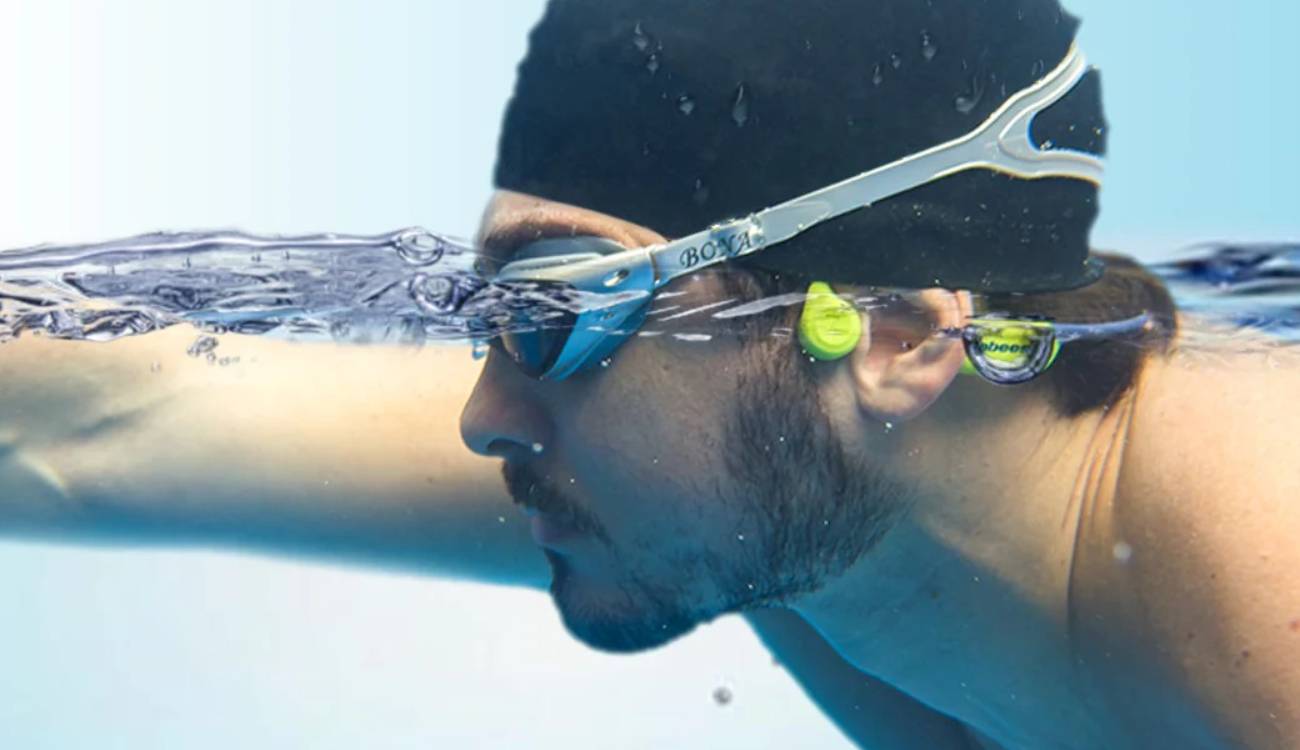 Estos auriculares por conducción ósea son perfectos para escuchar música mientras nadas