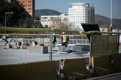 Obras para cubrir de la Ronda de Dalt, en Barcelona.