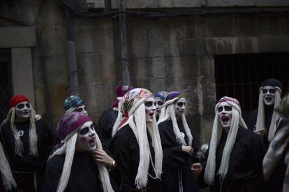 Um grupo de jovens disfarçados de Lâmia durante o carnaval de Mundaka. A Lâmia é uma personagem da mitologia basca.