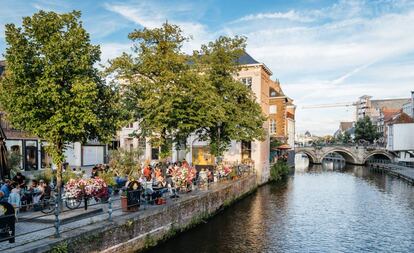 Terrazas junto al río Dyle, en Malinas (Bélgica).