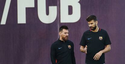 Messi y Piqué, en el entrenamiento de ayer.