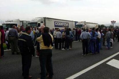 Cientos de agricultores cortaron la autovía de Madrid-Valencia, A-3, a su paso por Utiel, en plena Operación Salida.