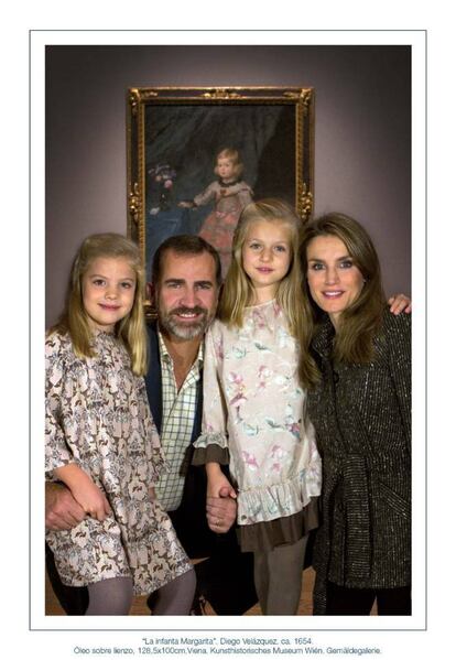 2013. Los entonces príncipes Felipe y Letizia felicitaron la Navidad con sus hijas desde el museo del Prado y con el retrato La infanta Margarita, de Velázquez, de fondo. "¡Feliz Navidad! Y nuestros mejores deseos llenos de ánimo y esperanza para el Año Nuevo 2014", es la frase escrita a mano que acompañaba a las firmas de los cuatro miembros de la familia.