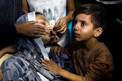 Un niño palestino lloraba el día 13 junto a una mujer tras un ataque israelí contra el hospital de Jan Yunis, en el sur de la franja de Gaza.