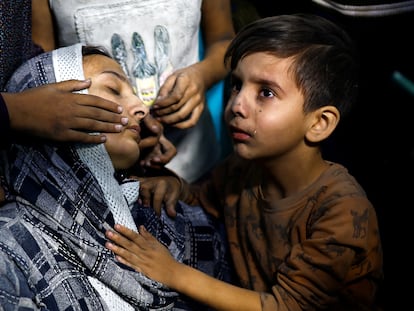 Un niño palestino lloraba el día 13 junto a una mujer tras un ataque israelí contra el hospital de Jan Yunis, en el sur de la franja de Gaza.