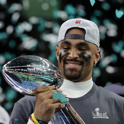 Football - NFL - Super Bowl LIX - Philadelphia Eagles v Kansas City Chiefs - Caesars Superdome, New Orleans, Louisiana, United States - February 9, 2025 Philadelphia Eagles' Jalen Hurts celebrates with the Vince Lombardi Trophy after winning Super Bowl LIX REUTERS/Mike Segar     TPX IMAGES OF THE DAY