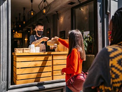 Los trabajadores de la hostelería figuran entre los más afectados por la 'coronafobia'.