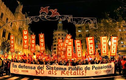 Miles de personas recorrieron el centro de Alicante a última hora de la tarde de ayer en defensa del sistema público de pensiones.