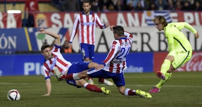 Rakitic xuta a porteria.