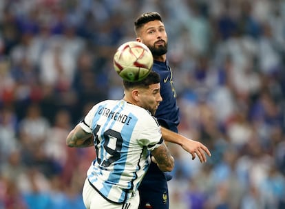 El francés Olivier Giroud se impone en un salto al argentino Nicolás Otamendi.