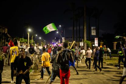 Manifestantes desafían el toque de queda en Lagos este martes 20 de octubre.