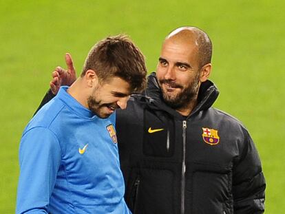Pep Guardiola bromea con Piqué durante el entrenamiento de ayer en el Camp Nou.