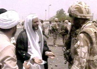 Un iraquí conversa con un soldado inglés en medio de las revueltas en Basora.