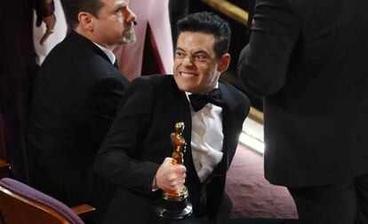 Rami Malek com a estatueta pelo Oscar de melhor ator por sua interpretação de Freddie Mercury, em 'Bohemian Rhapsody'.